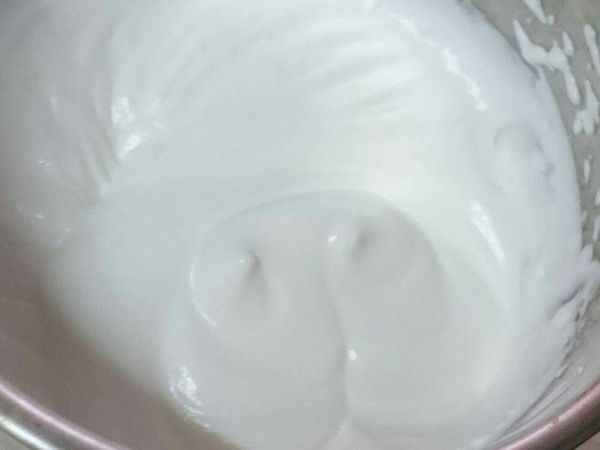 將奶油倒入碗中，打發