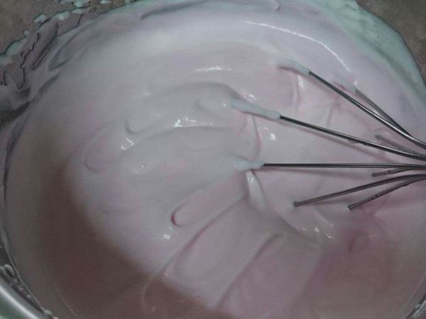 加入香草精和色素，冰到冷凍