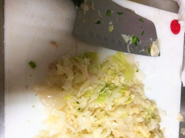 高麗菜煮熟後切碎，韭菜和蔥也切碎，蝦仁剖半。