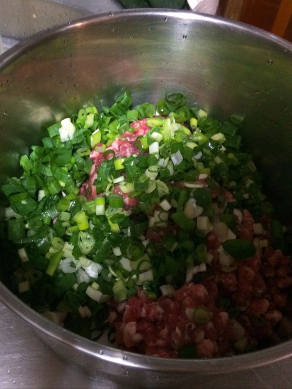 將蔥、韭菜和蝦仁加入梅花絞肉內