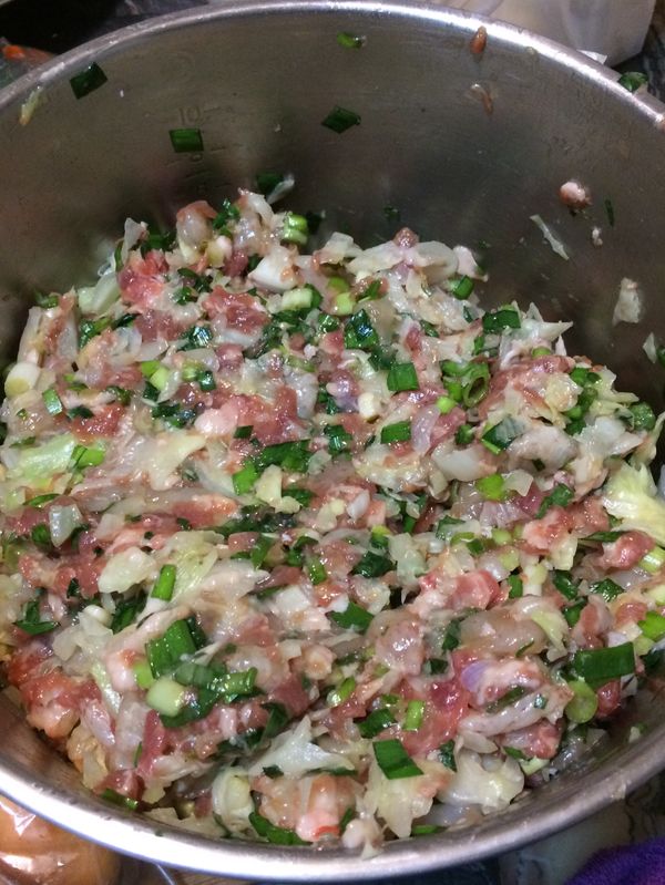 將內餡加入一大匙柴魚粉，一匙醬油，開始抓醃五分鐘。