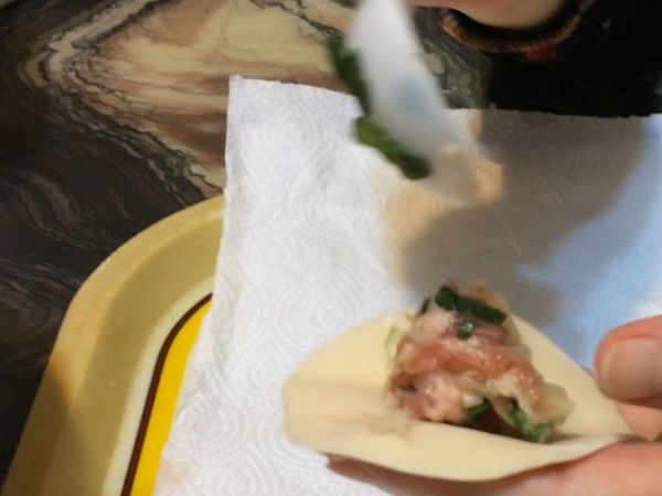 水餃皮放入一湯匙的餡。