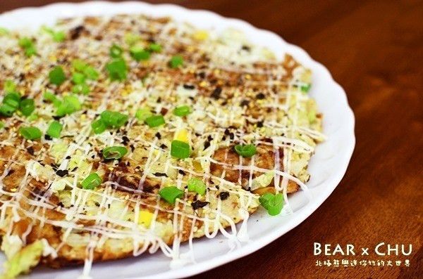 起鍋後，擠上美乃滋與撒上香鬆即可上桌