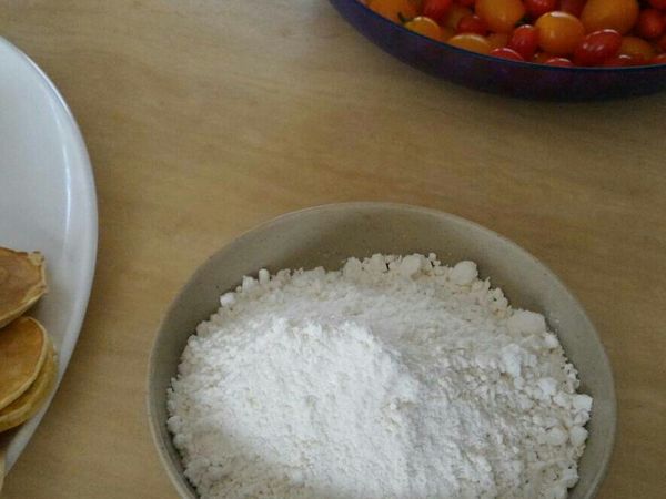 一、低粉過篩，牛奶調入蜂蜜少許