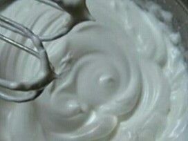 全蛋加入細砂糖打至蓬鬆，加入低筋麵粉調勻，再加入牛奶、泡打粉、無鹽奶油打成均勻麵糊，精緻30分鐘