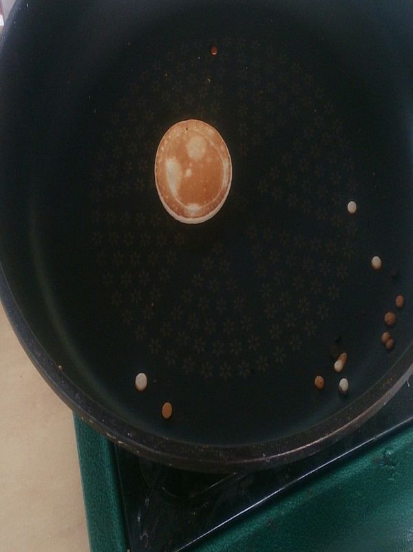 平底鍋加熱抹上一點油， 加入一湯匙麵糊煎至兩面微黃