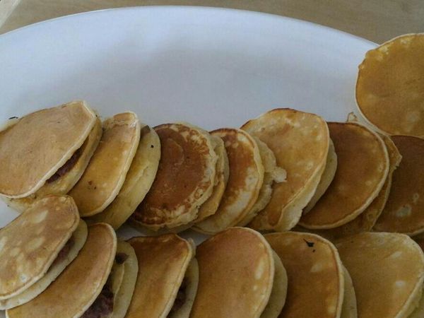 吃兩片間好的鬆餅加入紅豆泥，完成