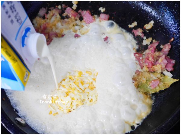 加入起士絲、鮮奶油及水並且調味試味道