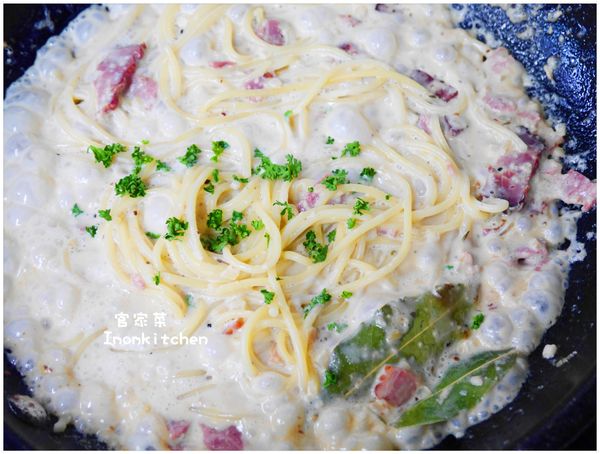 加入煮好的義大利麵，關於義大利麵的最佳煮法在我的文章食譜中有詳細的介紹，如忘記的話可再回去複習一下
