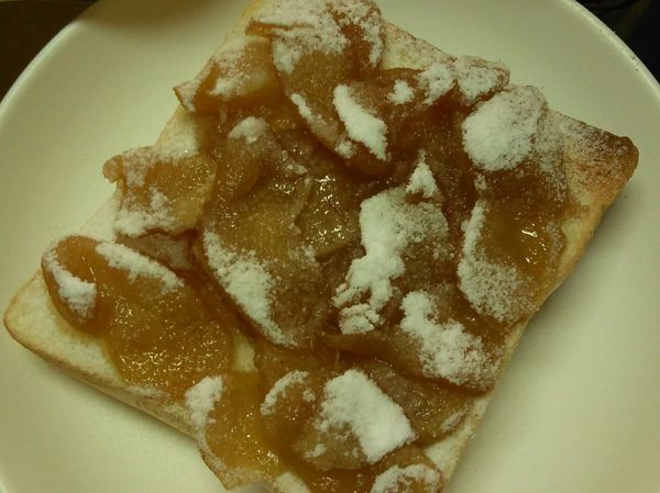 灑上糖粉，真的酸酸甜甜的，蘋果鬆軟棉土司又酥脆香，口鼻間有肉桂香味，真的太好吃！！
