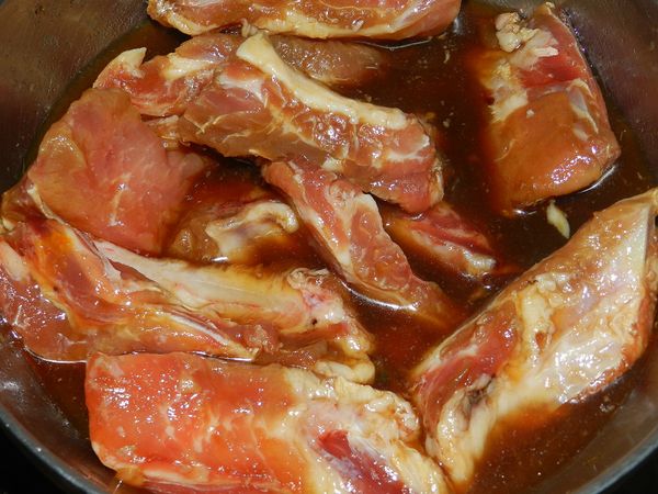 醃醬拌勻，將肋排下去醃一個小時