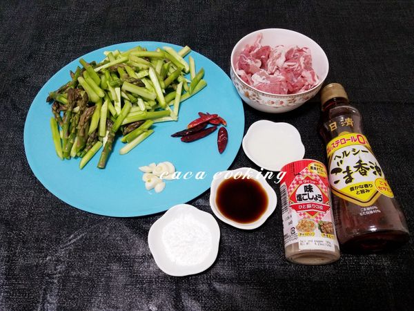 綠蘆筍表面粗的纖維削除(可用削皮刀來削哦)，切成適當大小段；豬肉片洗淨切成適當大小，蒜頭切片備用。