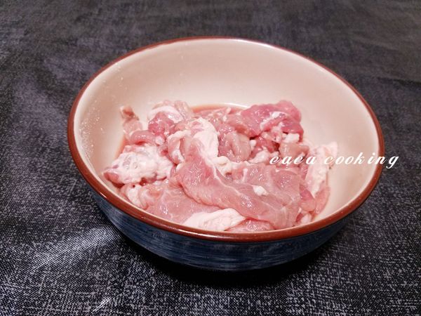 豬肉片以2匙的日式醬油、2匙的米酒、少許的香油及胡椒粉醃漬約20分鐘；下鍋前加1匙的太白粉醃抓一下。