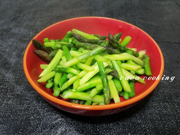 煮一鍋滾水，加少許的鹽及沙拉油，將綠蘆筍汆燙3分鐘瀝起備用。
