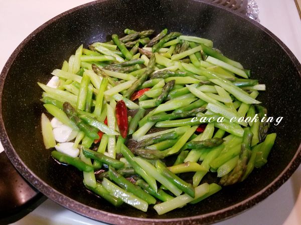 加入綠蘆筍炒約2分鐘。
