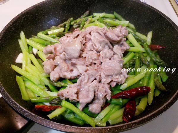 加入豬肉片快炒。