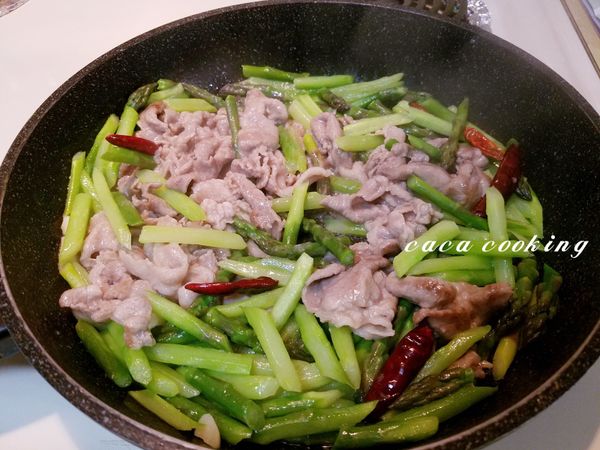 以少許的鹽調味，均勻拌炒一下。