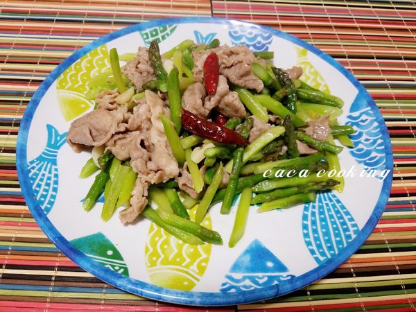 炒好後盛盤，美味下飯的綠蘆筍炒豬肉片就完成了哦!。