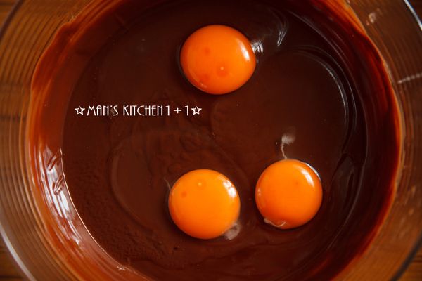 再來倒入雞蛋攪拌均勻。