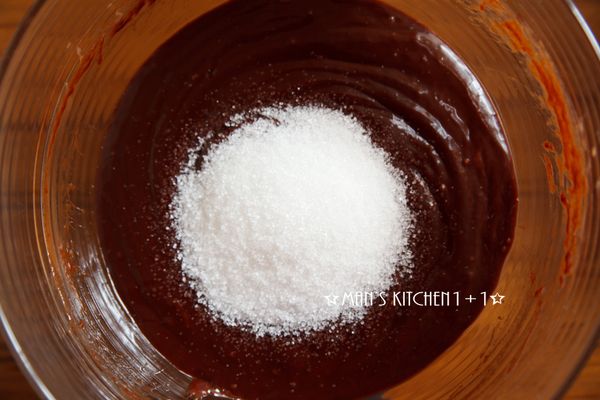 拌入海鹽、威士忌，並分次的加入砂糖拌勻。