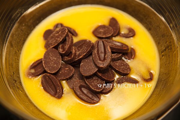 接著將奶油隔水加熱融化後，加入巧克力繼續攪拌至完全溶化。