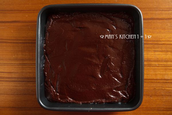 最後倒入模型並放入已經預熱170度的烤箱烘烤15分鐘，再將溫度降為150度烘烤15~30分鐘，取出後放涼就完成了喔。