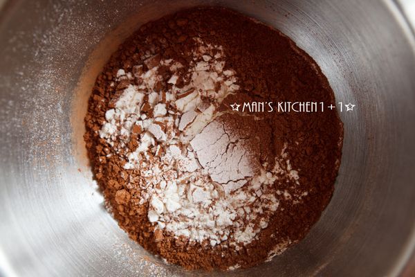 首先將低筋麵粉、可可粉與泡打粉過篩備用。