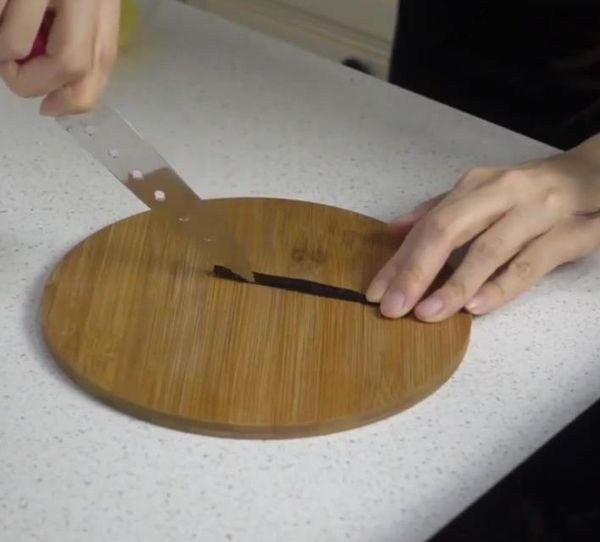 將香草莢剖開並將裡面香草刮出