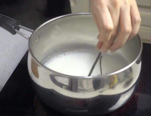 將第二步的香草莢與挖出的香草一起跟牛奶一起煮到滾