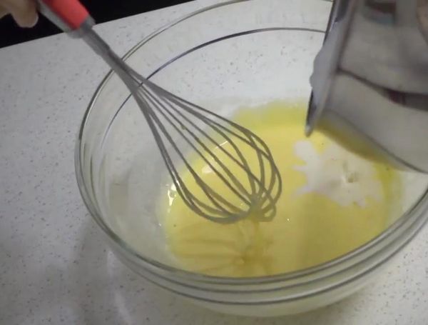 將第三步煮沸的牛奶鍋中取出香草莢，並與第四步的麵糊混合
(((與慢慢加~並邊加邊攪伴，已避免燙熟蛋黃