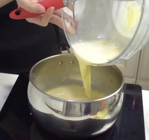將第五步生成的
倒回鍋中加熱至水分蒸發成順滑狀態