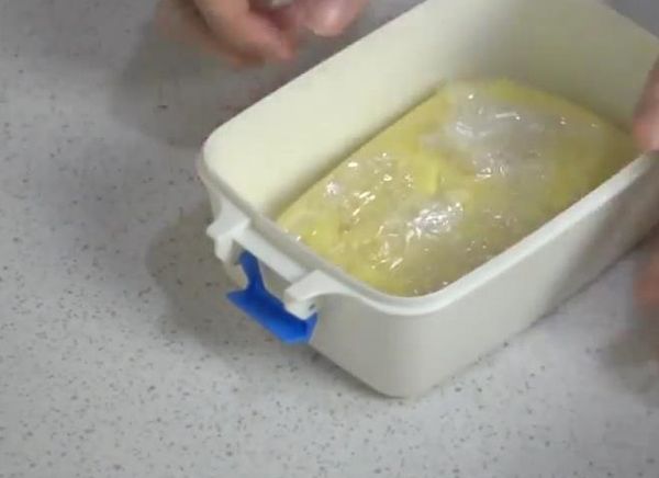 將完成的醬放入容器中
並用保鮮膜包住
冷藏保存
避免冷卻過程中的水器回到醬中