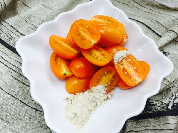 蕃茄洗乾淨切半
沾本和香糖💖💖💖