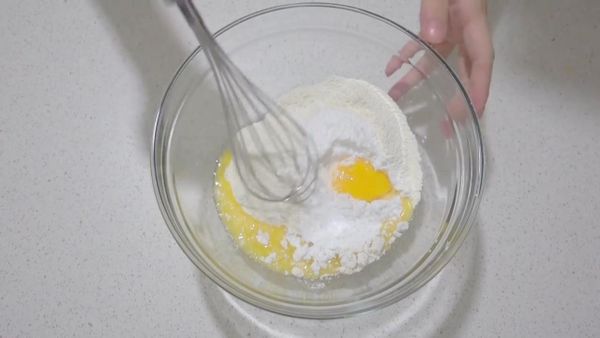 將所有材料倒入一個容器混合