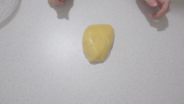 用包鮮膜包住
冰在冰箱至少一小時以上
在拿出來處理