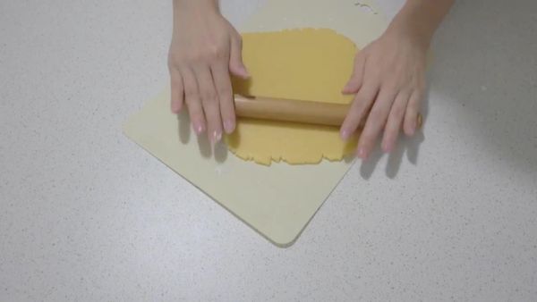 用擀麵棍
壓出你要的厚薄度