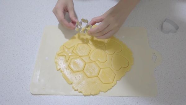 壓出要烤的餅乾形狀
