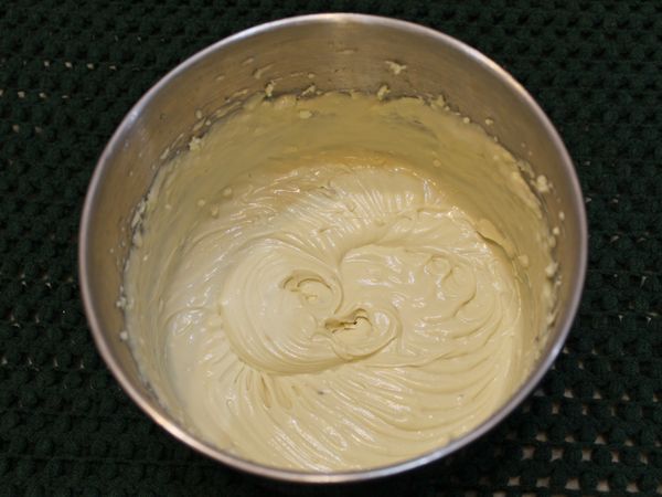 依序加入雞蛋、優格、檸檬汁打勻