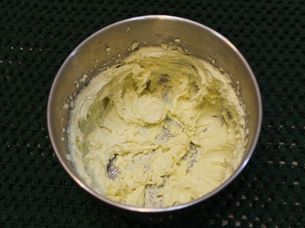 奶油乳酪打成霜狀, 再加入細砂糖打勻