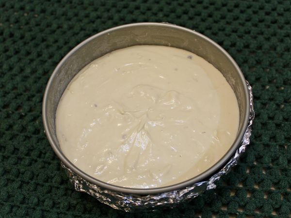 乳酪糊倒入已冷藏定型的餅乾底模中