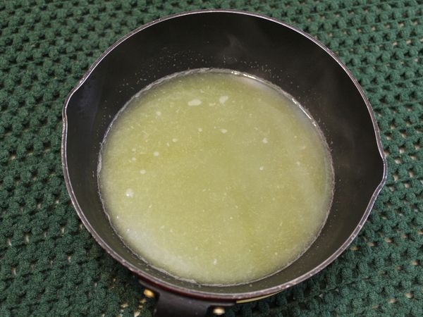 另準備一個小鍋, 放入柳丁汁、CHOYA梅酒及吉利粉拌勻, 用小火煮至完全融化, 關火降溫即成[果凍液]