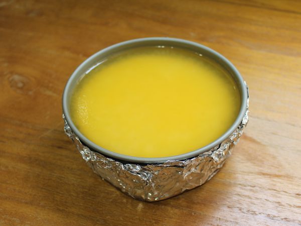 [果凍液]倒入作法10, 移到冰箱冰一晚, 隔天享用風味更佳