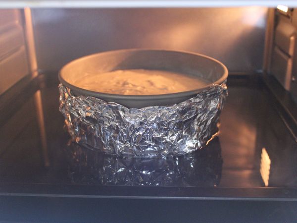 烤箱預熱上下火150度, 烤盤加滿熱水, 使用水浴法烘烤60分鐘