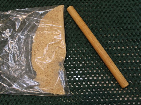 消化餅乾裝入袋中敲碎成屑狀