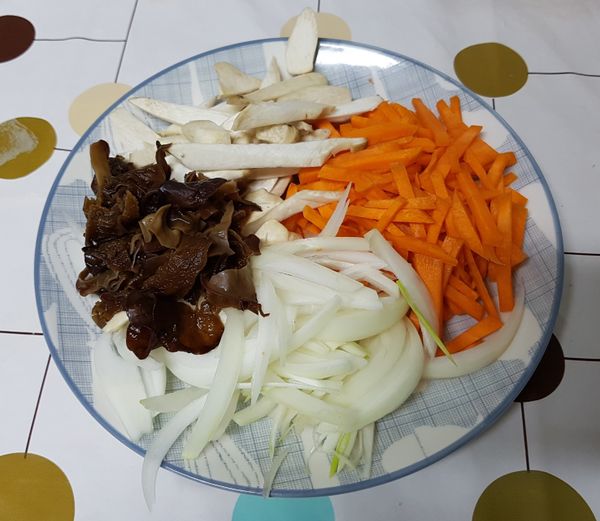 首先，先將韓式冬粉泡在常溫水20分鐘，先將他泡開，在等待的時間裡，先將洋蔥、紅蘿蔔、木耳、鴻喜菇切成絲，韮菜切成段後備置起來，豬肉也要先備起來。