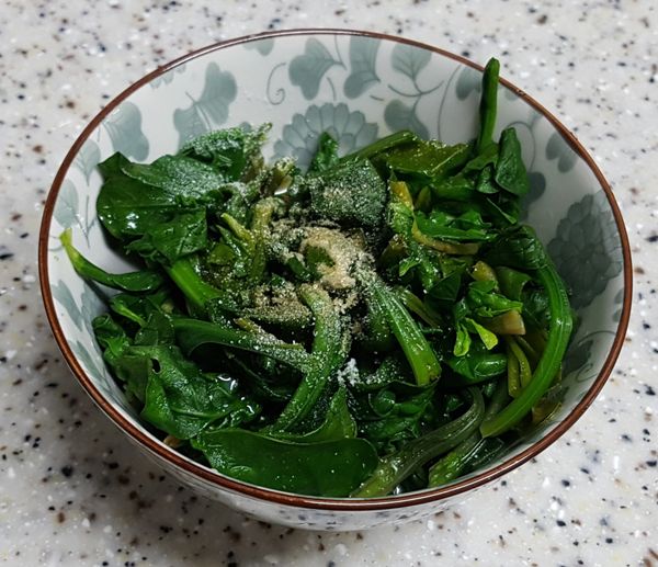 這時先將菠菜川燙後，再利用醬油、芝麻油、蒜泥先拌起來備用。