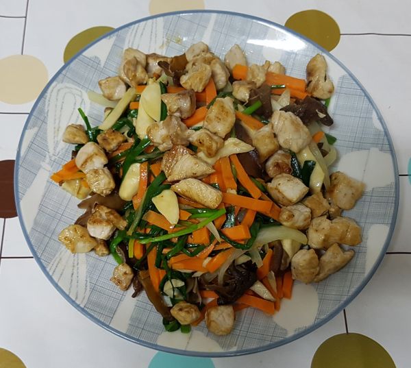 再來就將準備好的青菜們先在平底鍋炒一下，待洋蔥都炒到透明且香味出來後，再先將青菜給呈起，再用原來的平底鍋來炒豬肉絲，豬肉絲也炒好之後，也就先放在一旁備用。