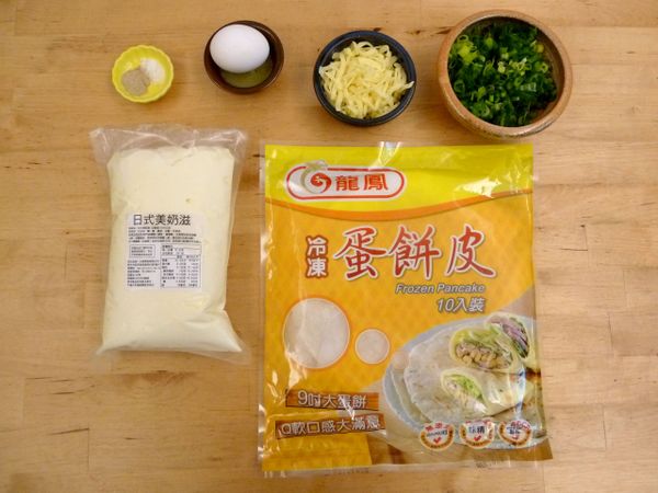 準備好所有材料, 烤箱預熱190度
#儘量使用青蔥綠葉的部分, 白色的地方會嗆辣
#香腸用竹籤撮幾個洞蒸熟就好, 因為會進烤箱再烤一次