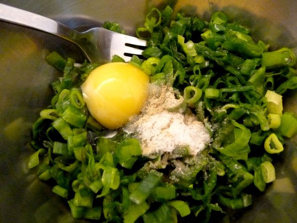 蔥花材料裡的所有材料混合, 讓蔥花稍微醃入味, 也儘量避免過多的水分