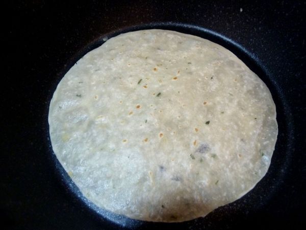 先將8片蛋餅皮先煎微熟, 要保留一點軟度, 不要帶硬, 避免等一下不好裁切